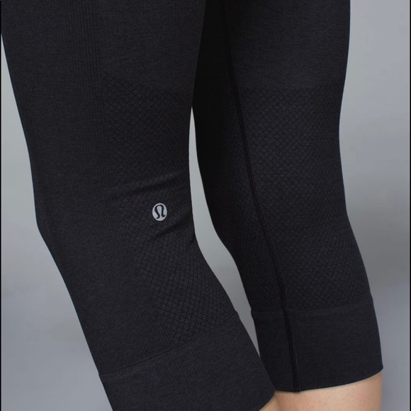 Lululemon Seamlessly street crop size 8 26-27” - Picture 3 of 6